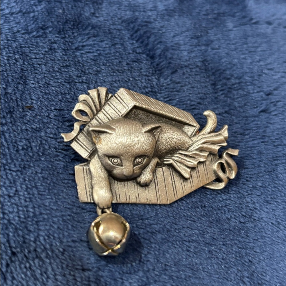 JJ Pewter finish Cat Brooch with Bell